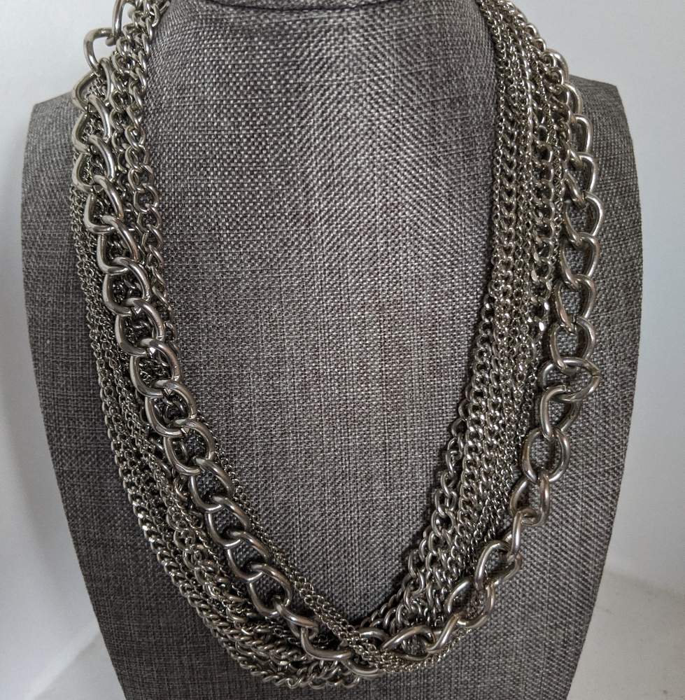 Multi chain choker.